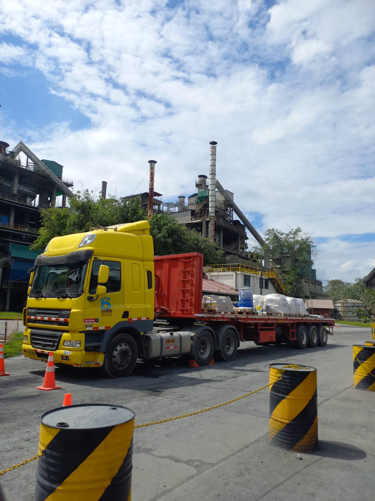 Semitrailer con plataforma cargado en planta industrial